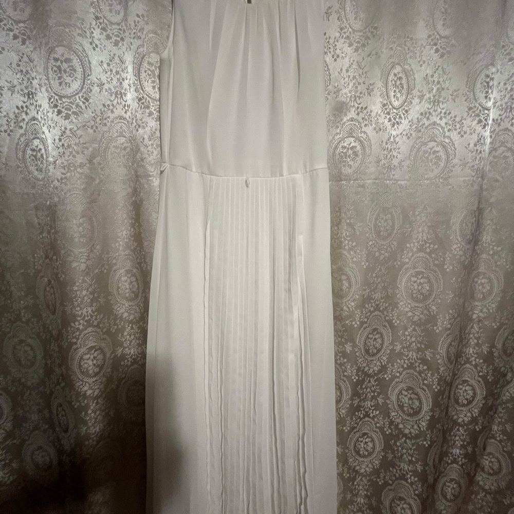 Elegant White Sleeveless Dress